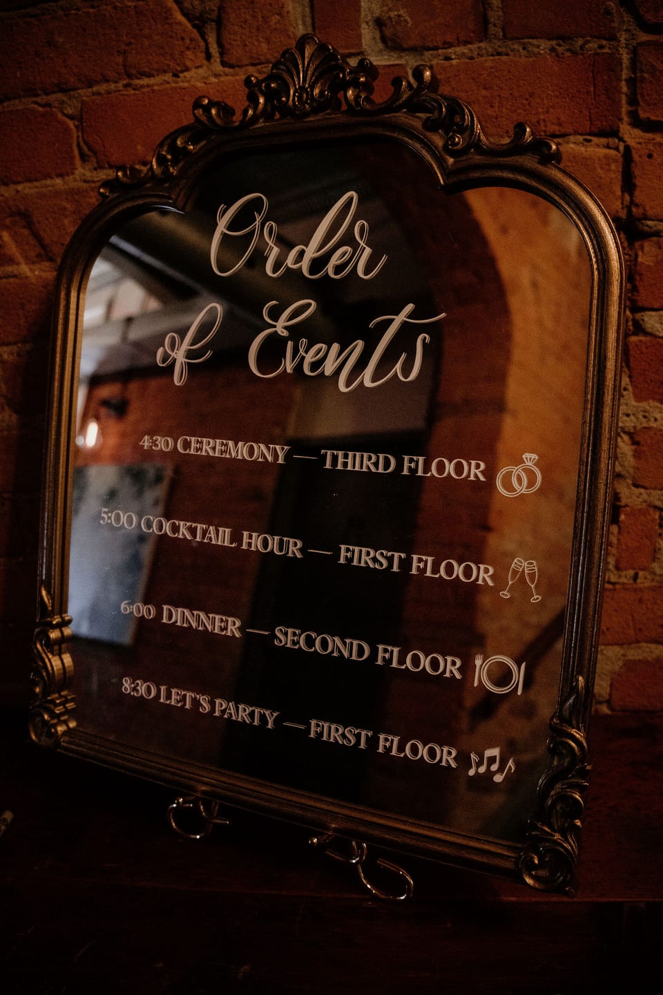 A 'Cards & Gifts' mirror sign framed by florals at the reception.